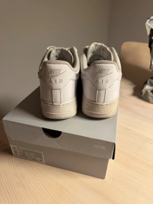 Nike Air Force 1 vita sneakers - Air Force 1 med kartong 