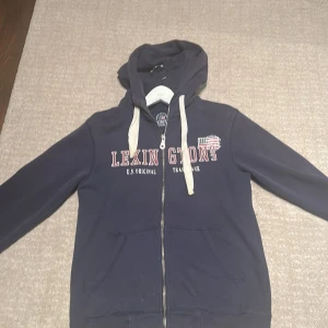 Lexington zip hoodie - Mörk blå med logga i mitten. storlek m och är i bra skick 