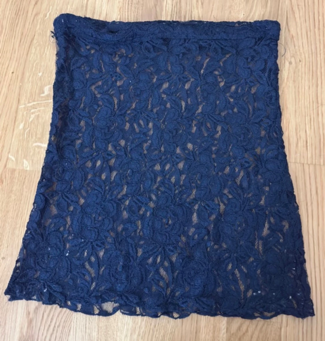 Mörkblå spetskjol med blommönster