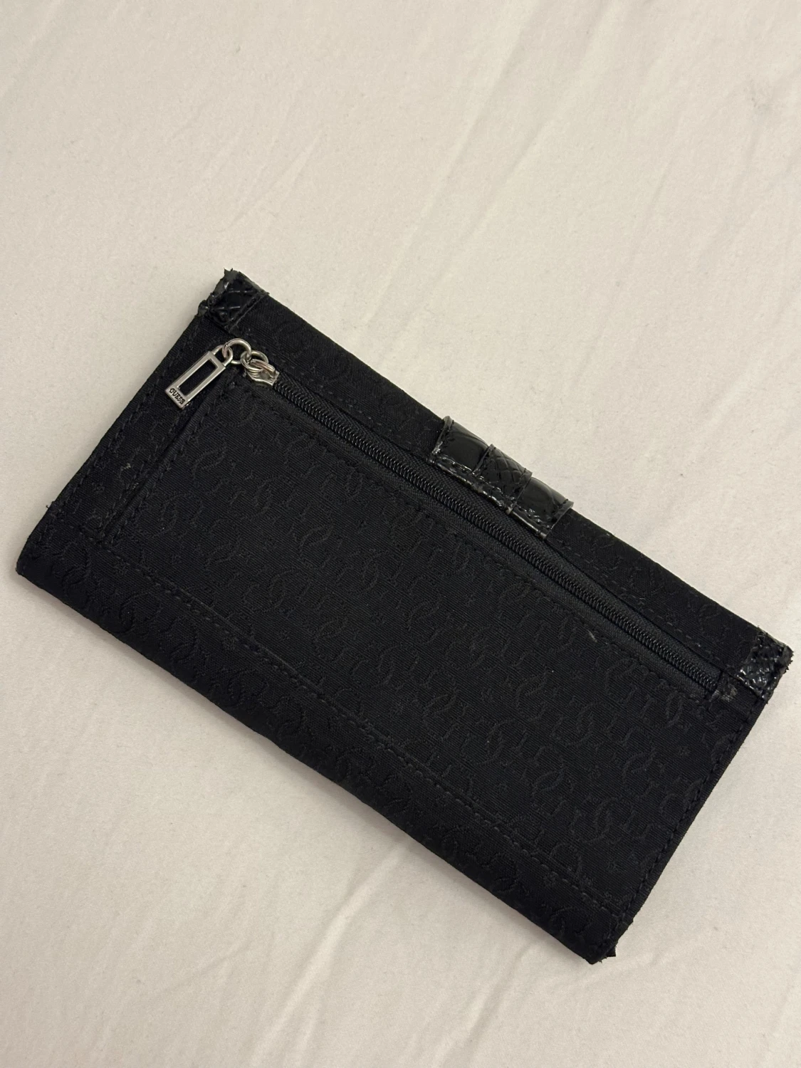 Svart plånbok från Guess med spänne - 1