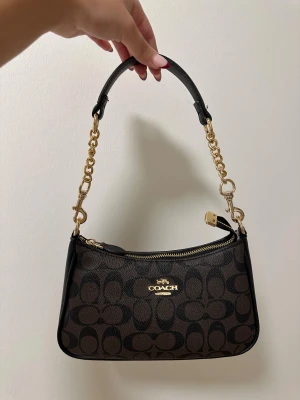 Coach  axelväska - Så snygg replika av Coach i brunt och svart med det klassiska logomönstret. Helt oanvänd🖤
