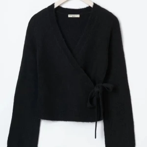 Gina tricot wrap top - Säljer den populära och slutsålda wrap topen från gina då jag inte använder den, skriv för mer bilder💗