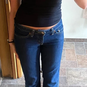 Mörkblå lågmidjade jeans - Mörkblå Levis jeans. Bra skick💞
