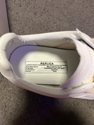 Maison margiela gats splatter - Säljer ett par Maison margiela gats med splatter, helt nytt skick i storlek 41, allt i bilderna medföljer såklart:) skriv gärna om ni har frågor😊