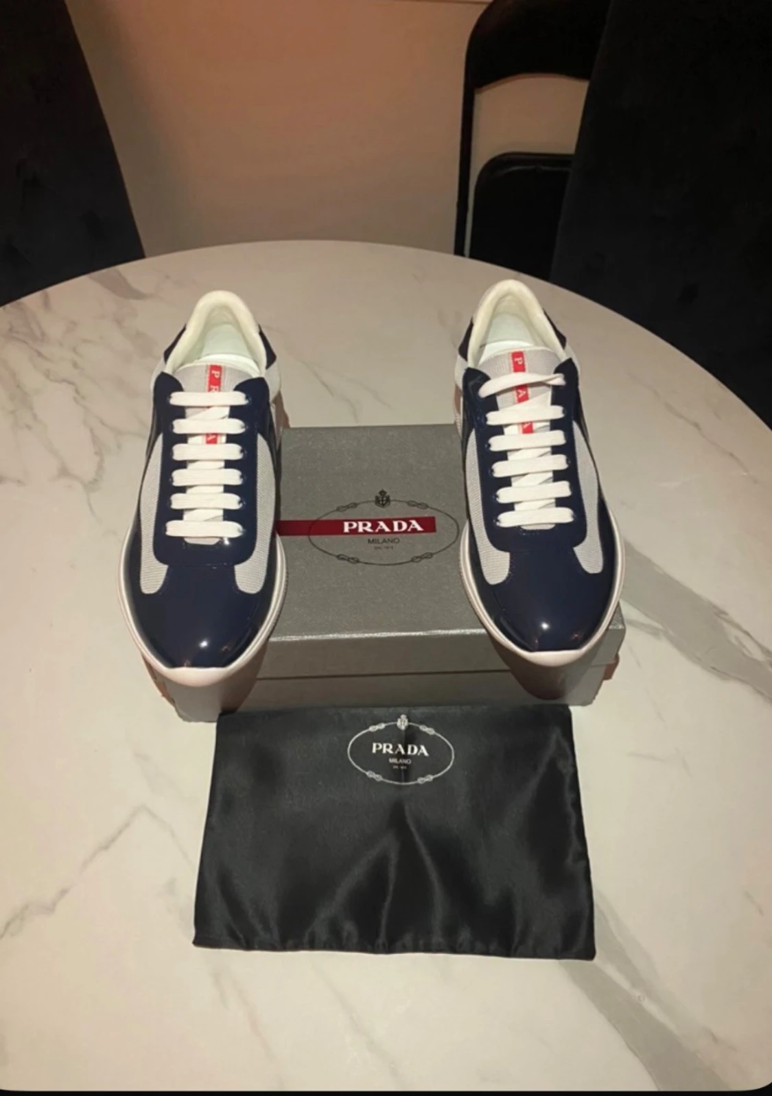 Prada sneakers i blått och vitt