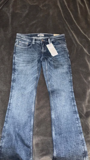 Lågmidjade jeans med detalj på bakfickorna - Lågmidjade jeans från Gina tricot. Jeansen är helt nya (nypris 499kr). Storleken är 38 men passar även mindre.