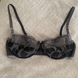 Glitter bh - Cool glittrig bh från Lindex. Aldrig använd men lappen är bortklippt. Är i storlek 75 B tror jag