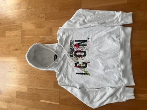 Dsquared2 hoodie - En rkt fet Dsquared2 hoodie som är unik och fräsch! Använd ett par gånger och har fläckar som går bort. Jag tvättar den åt er innan jag skickar den och fläckarna kommer vara borta! Skriv vid fler frågor!