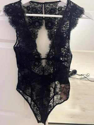 Svart spets body med djup v-ringning h&m - Säljer denna superpopulära svarta bodyn med genomskinlig spets och djup v-ringning. Helt slutsåld 💓💓