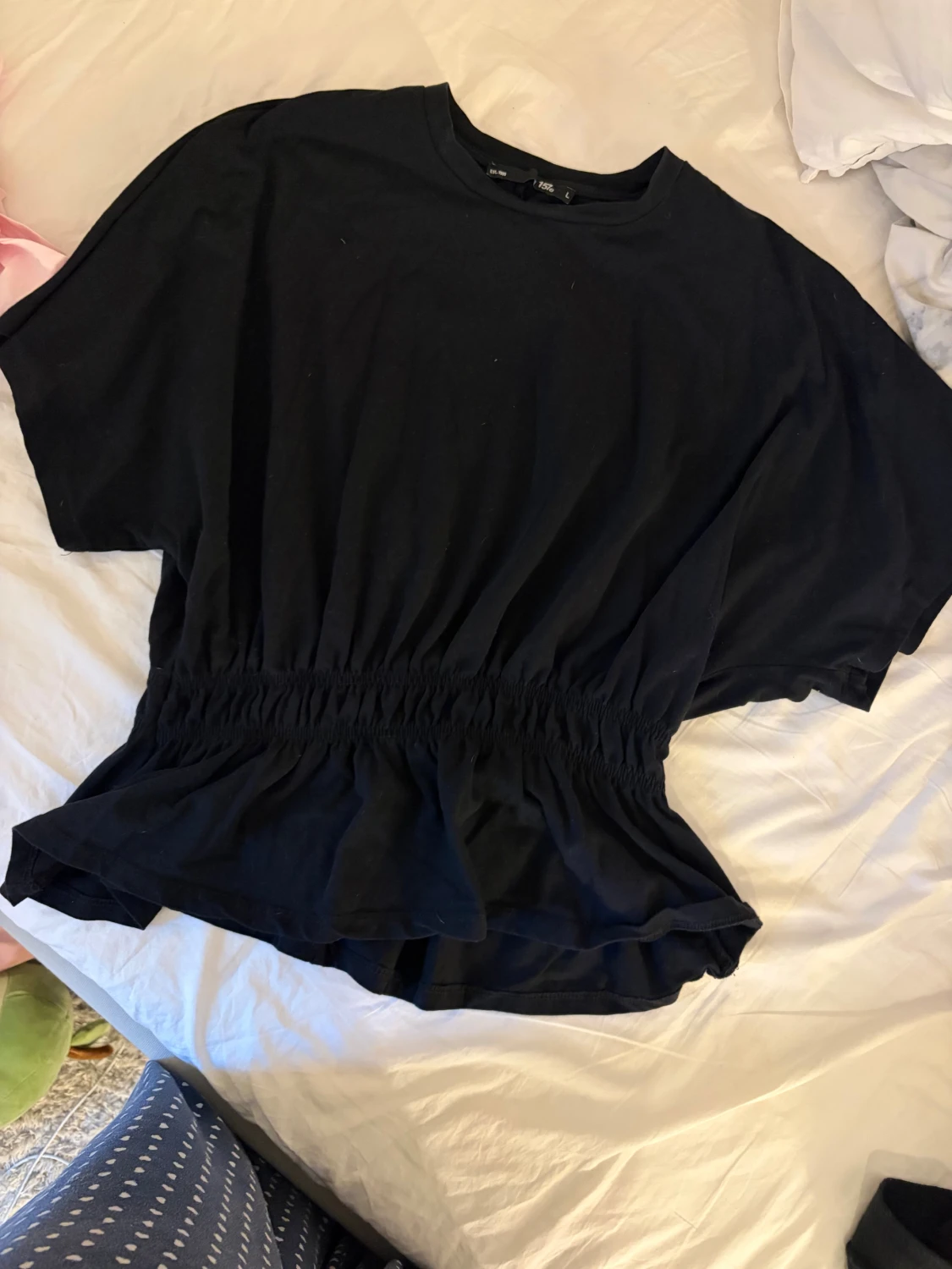 Vit och svart blus med volang - 1