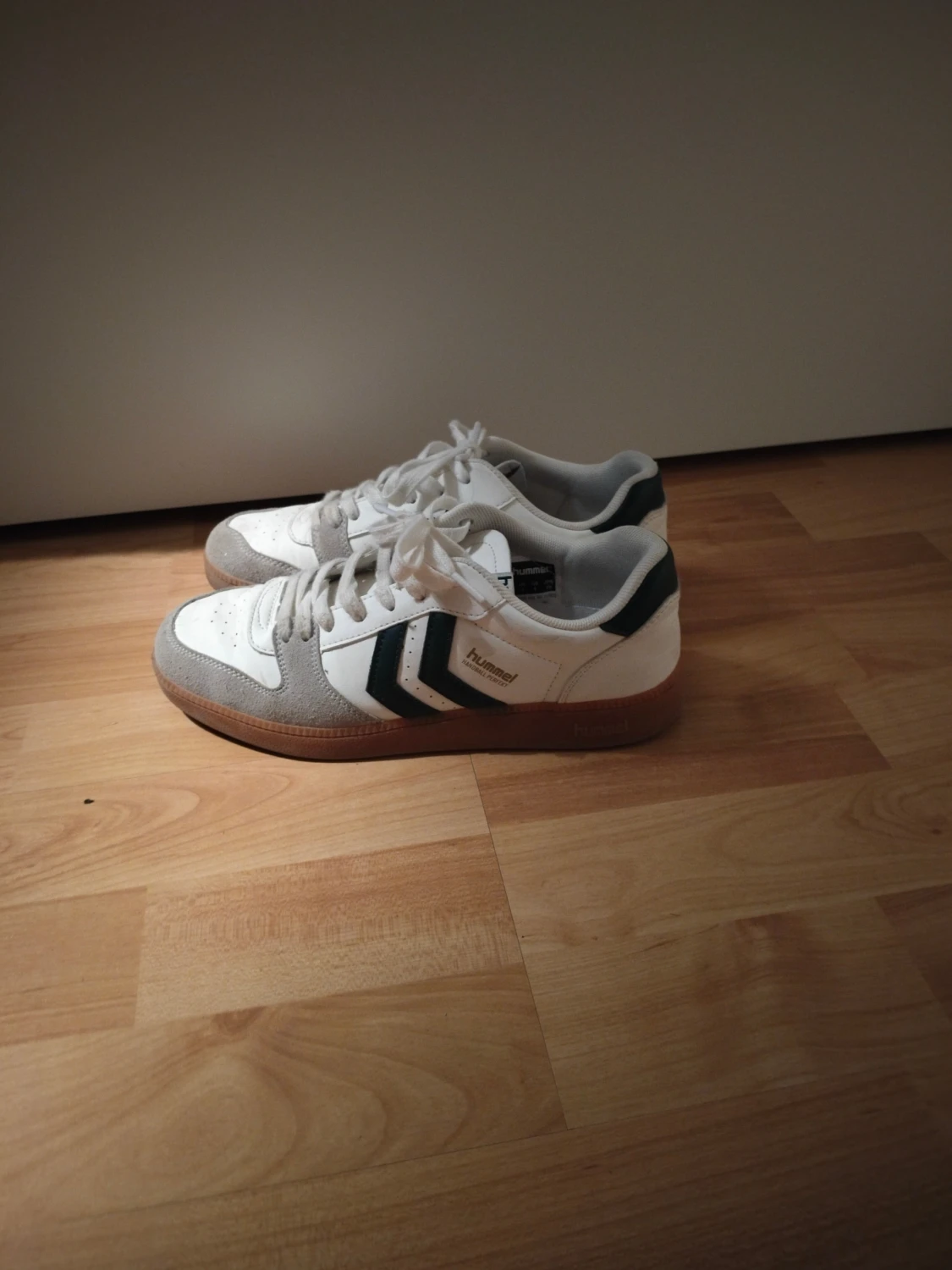 Vita och grå Hummel sneakers - 1