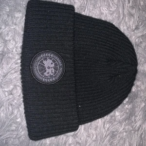 Canada goose mössa - Canada goose mössa är till salu. Riktig bra mössa för vintern