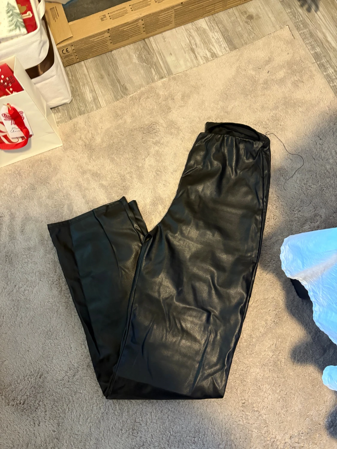 Svarta byxor i läderimitation