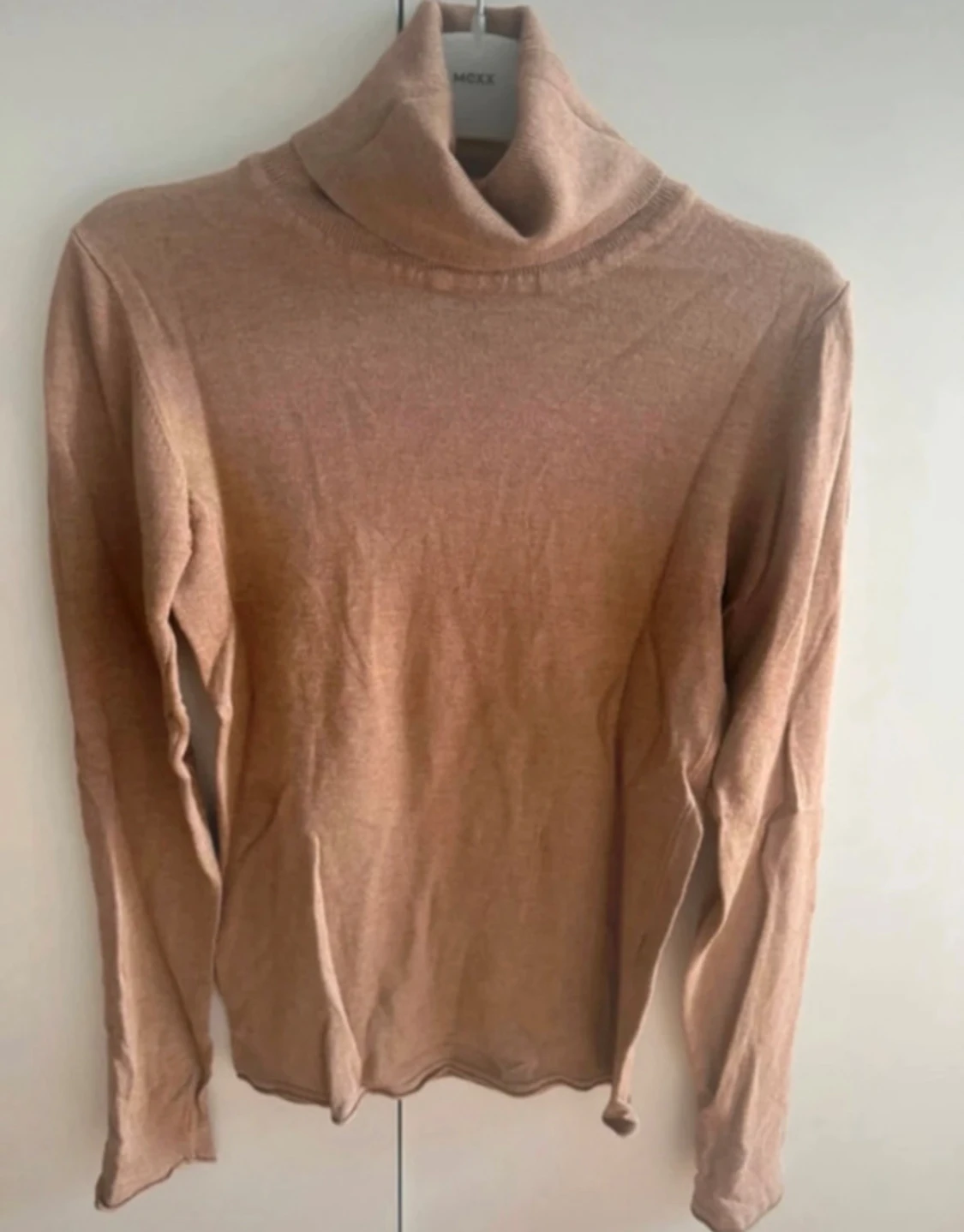 Beige/kamel polotröja från Stradivarius