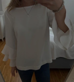 Vit blus med volangärm från J.Crew - Jättefin vit blus!! Bra passform och superfina ärmar🥰 perfekt till tjejmiddag! Pris kan diskuteras 💕