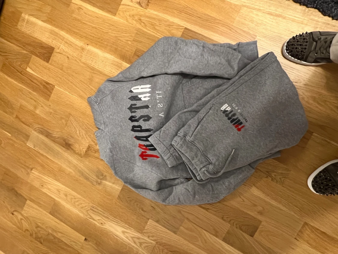 Grå mjukisbyxor Trapstar med tryck - 1