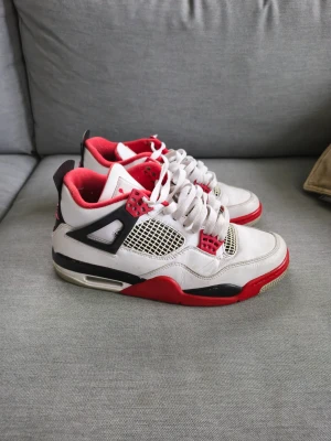 Nike Air Jordan 4 Fire Red - Säljer Jordans | Defekt: smått creasade | Nypris runt 4000 kr | Fraktar spårbart via Postnord, på köparens bekostnad | Prioriterar snabba affärer |  inga byten  | Hör av dig vid frågor! ✔