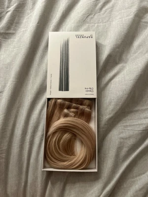 Rapunzel löshår - Rapunzel löshår, classic clip-ins, straight-medium volume-7 pieces. Köpt för 1700, aldrig använt endast testat, säljer nu för att det är fel färg för mitt hår men annars ett väldigt fint och tjockt hår.🫶🏼Pris kan diskuteras