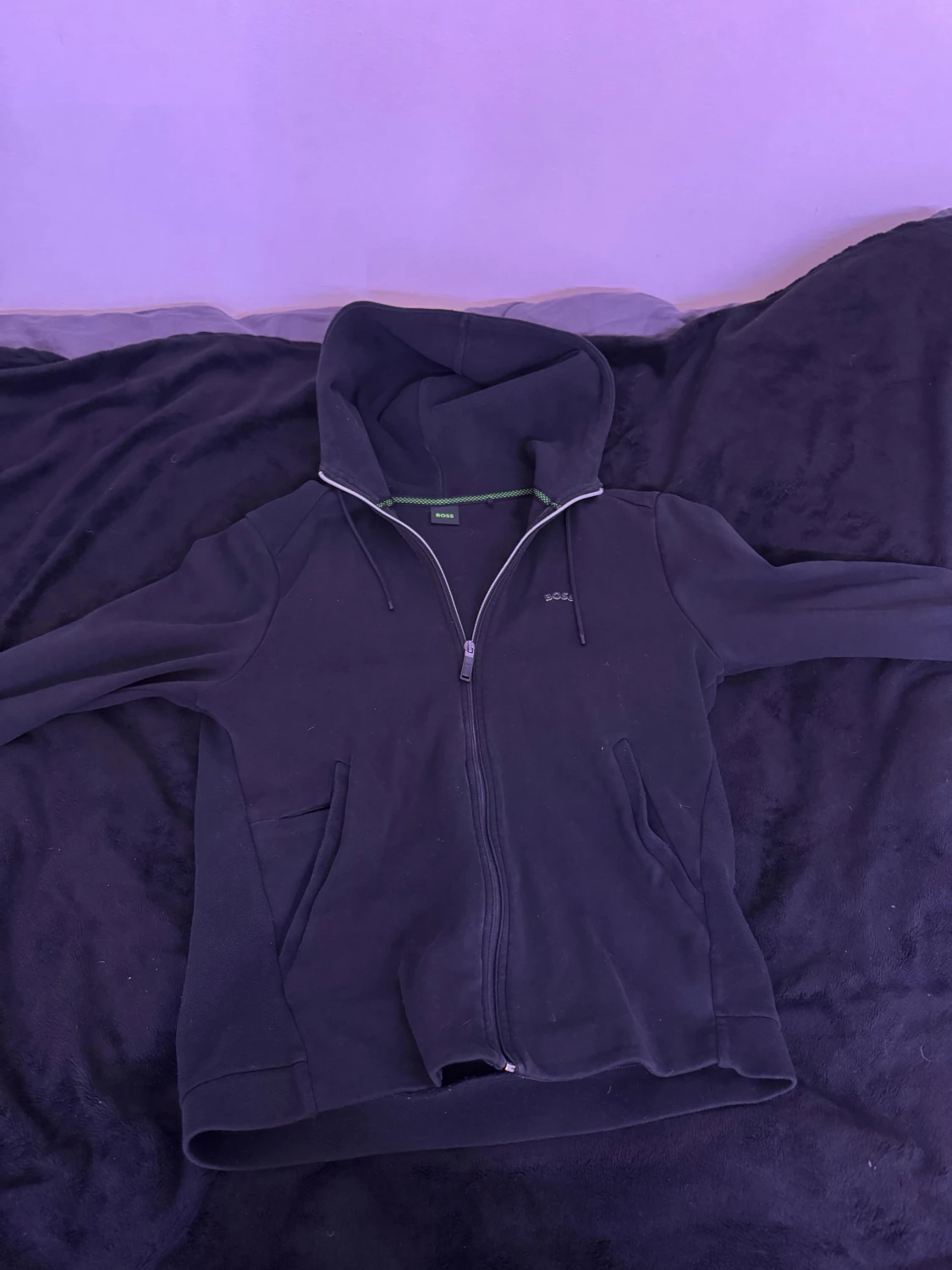 Svart hoodie från BOSS med dragkedja