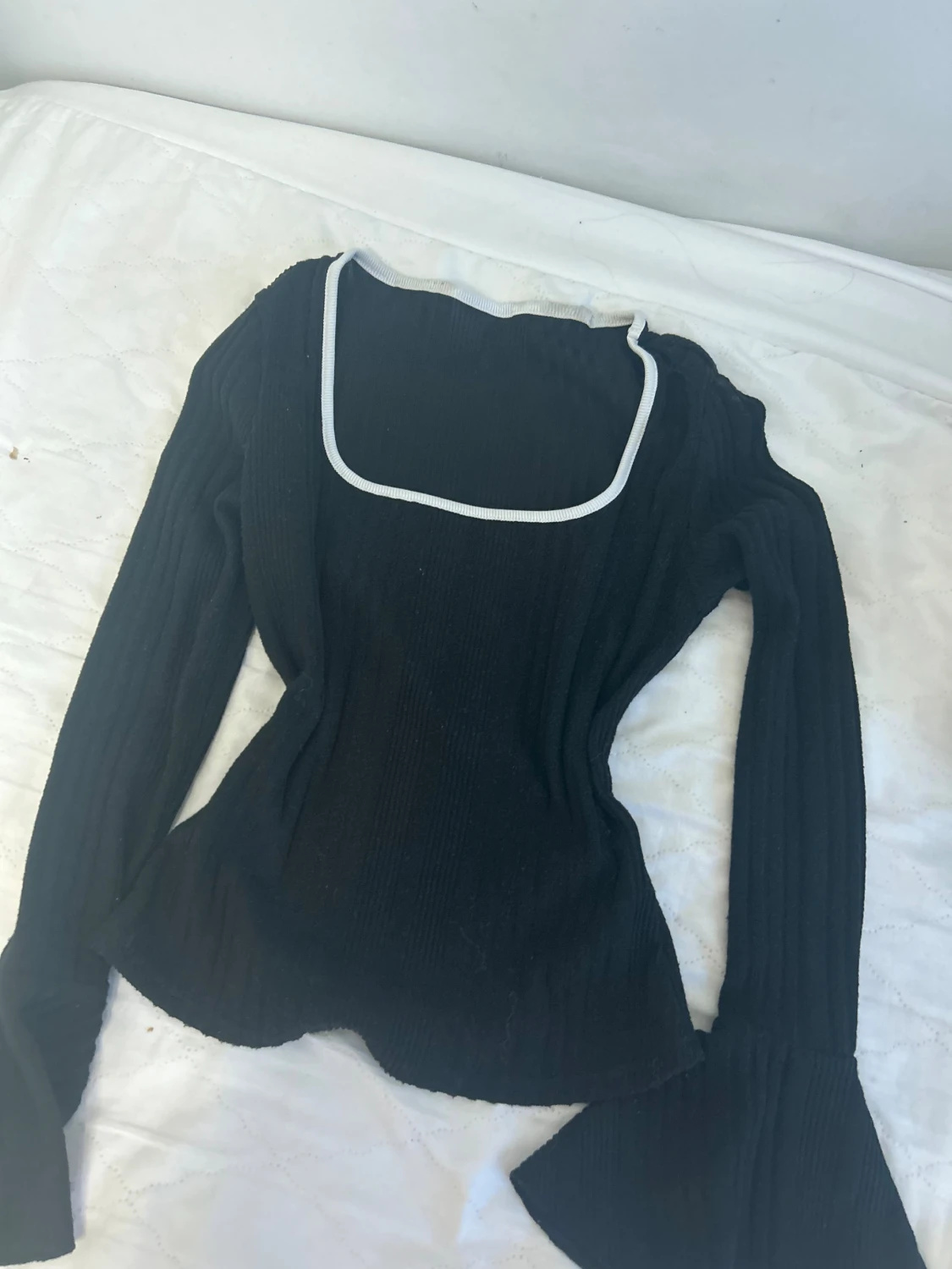 Svart ribbad långärmad topp med vit kant - 2