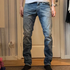 Slim fit jeans från Jack & Jones - Snygga blå slim fit jeans från Jack & Jones, modell Glenn. Jeansen har en rak passform som är lite smalare. Jeansen passar perfekt till grisch stilen! Vädligt bra skick!