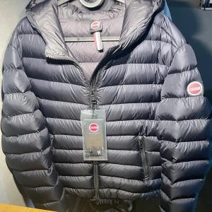 Svart pufferjacka från Colmar - Snygg svart pufferjacka från Colmar! Jackan har en clean look med Colmar-logga på ärmen och dragkedja framtill. Perfekt för kalla dagar och riktigt stilren i vintergarderoben. Storleken är 50, vilket motsvarar M/L, Order bekräftelse finns och kvitto! Kom med prisförslag🤝