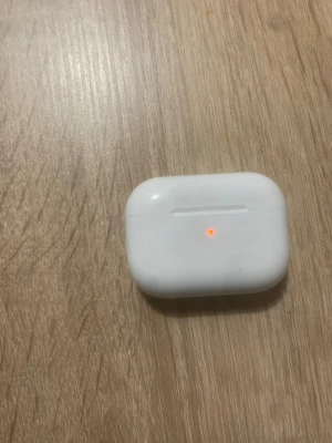 AirPods Pro - Säljer ett par AirPods Pro med laddningsetui. Fungerar utmärkt, både hörlurar och etui lyser som de ska. Skicket är mycket bra, inga synliga repor eller skador. Perfekt för trådlös musik och samtal med aktiv brusreducering. Levereras rengjorda och redo att användas.