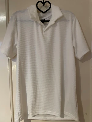 Vit skjorta - Vit skjorta som är köpt på New Yorker. I nytt skick och säljs i befintlig skick . 