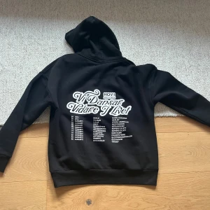 Säljer Hov1 hoddien-Vi dansar vidare i livet - Säljer den SLUTSÅLDA Hov1 hoddien från deras sista turné i somras. Det är även det nya trycket på den där det står gärdet istället för zinkensdamm och stadion! Den är bara testad en gång, helt i nyskick! Säljer pga att den var för stor för mig🩷 Strl M! För fler bilder och mer info, skriv privat🩷Ny pris 700