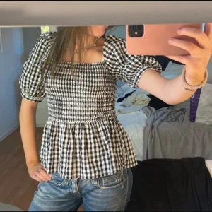 Rutig topp - Så snygg rutig topp från New Look, jättebra skick säljer då den inte kommer till andvändning. Passar till vardag och fest!💘💘