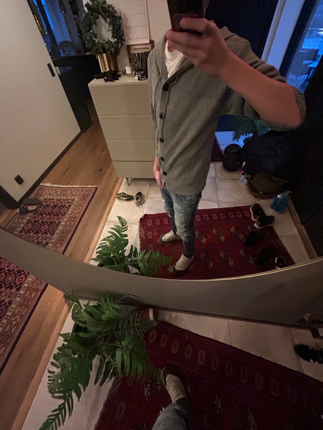 Grå kofta med huva och knappar - 2