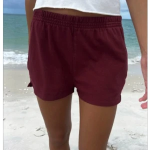 Brandy Melville vinröda shorts  - fina vinröda mjukisshorts med fickor från Brandy Melville sällsynta och finns inte längre att köpa helt nya oanvända  passar xs/s  💌 kan skickas omgående 