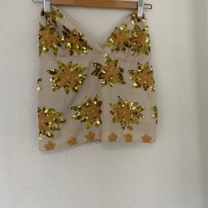 Beige topp med paljetter - DRÖM TOPP!!!!⭐️Vintge och bara söt⭐️Handgjord och unik!