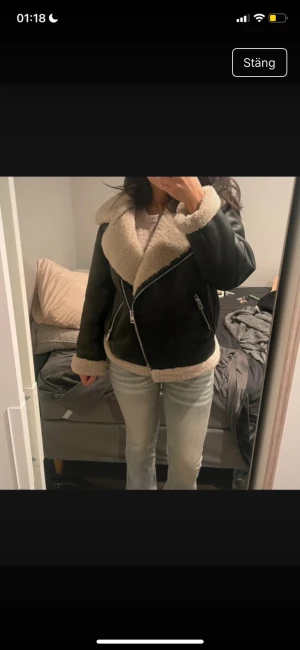 Skitsnygg jacka - Säljer en jättefin populära jacka då jag köpt nya jackor. Perfekt för dig som vill ha en varm och trendig look i höst och vinter.❤️