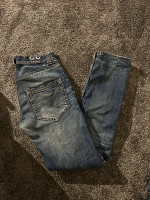 Blå jeans från Dondup - Säljer ett par blå skinny jeans från Dondup, tillverkade i Italien. Jeansen är 109 cm i längd, hör av dig om du har frågor 
