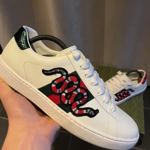 Gucci ace snake skor   - Gucci ace snake sneakers. Skorna är i absolut toppskick utan några synliga defekter. Skick ;9/10. Storlek 8=42 Nypris ligger runt 8000kr men säljs nu för ändast 2449kr. Hör gärna av er vid minsta lilla fundering! 