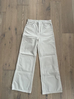 Beiga jeans  - Snygga beiga jeans från Weekday i storleken W29 L34. Helt oanvända och säljer då dom är lite för stora för mig. Nypris 500kr