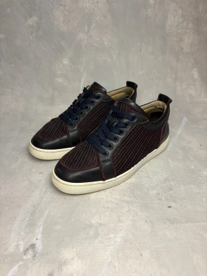 Christian Loubotin  - Loubotin skor i storlek 39 passar 40! Fint skick med några små defekter. Äkthetscertifikat medföljer! DM vid intresse!