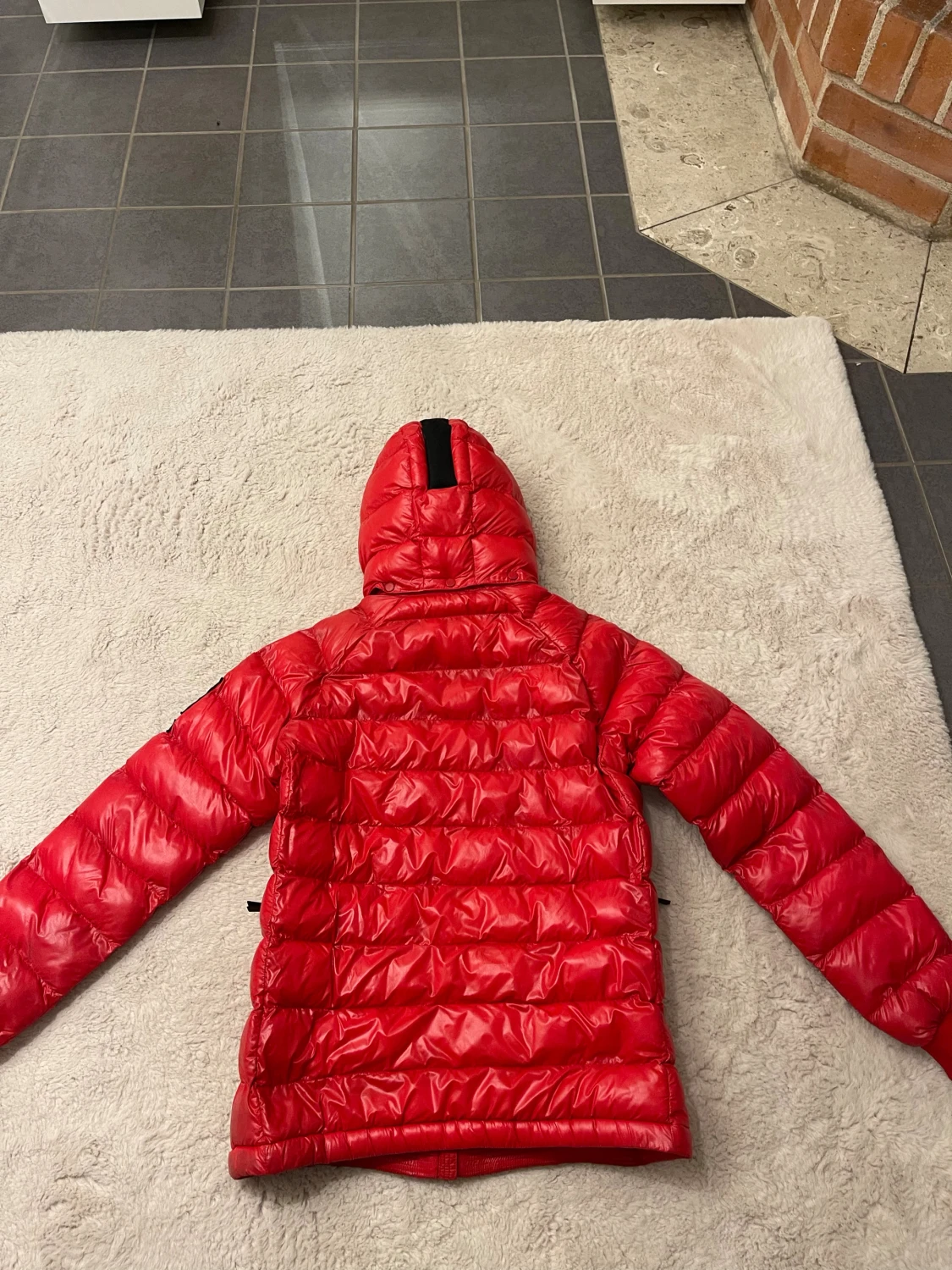 Röd Peak Performance dunjacka med huva - 4