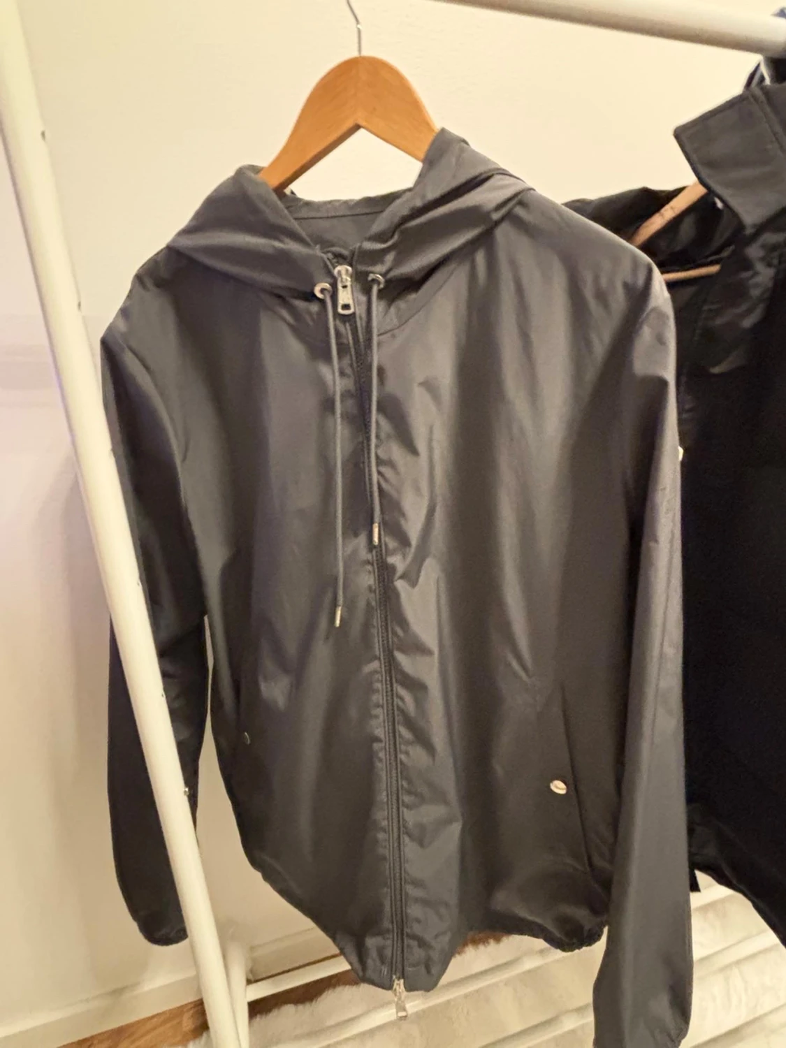 Grå vindjacka med huva och ränder - 2