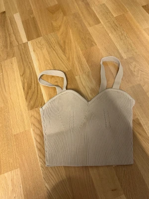 Beige ribbad korsett-topp - Använd endast en gång, storlek S