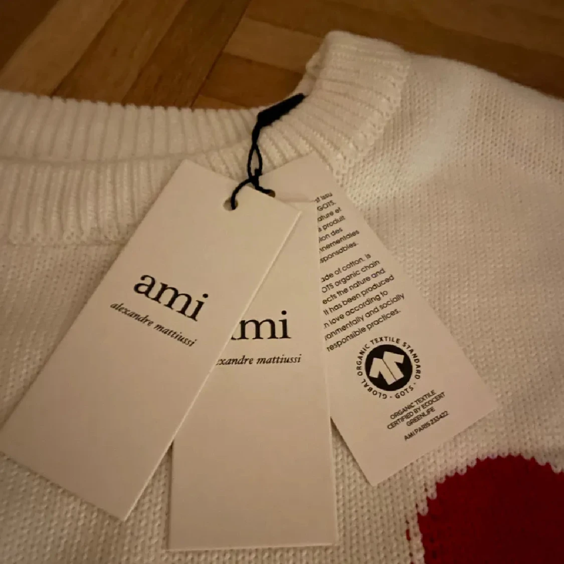 Vit stickad tröja med rött hjärta från Ami - 2