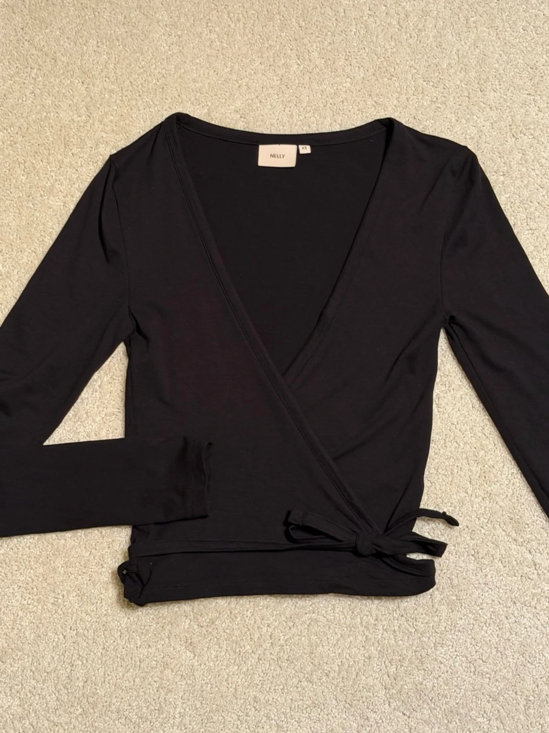 Populär svart omlottopp från Nelly. - 1