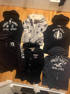 Hollister Abercrombie Superdry drop läs⬇️ - Skriv för köp går att köpa en men rabatt vid flera. Priser från 400 och upp. Storlek XS(bara superdry) S M L tveka inte att skriva vid frågor och kolla min profil för mer 😃