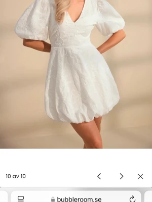 Student klänninv - Hejj, säljer denna vita slutsålda klänningen från bubbelroom, perfekt till studenten eller sommaren💘Helt ny med lappar kvar!!