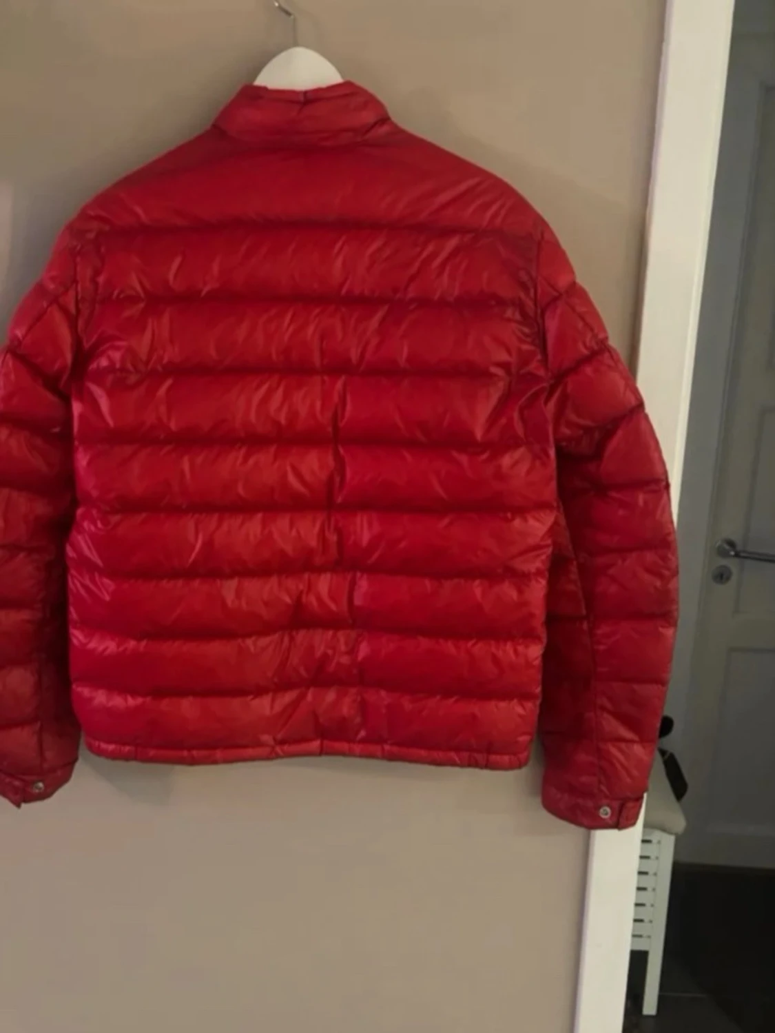 Röd dunjacka från Moncler - 1