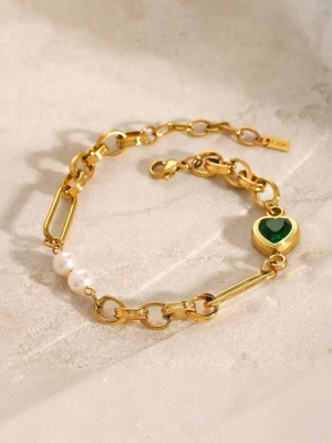 Sötvattenspärlor Armband i Stål med 18K Guld - VALENTINA - Smycket är hypoallergent och vattentåligt. Smyckets pärlor består av äkta sötvattenspärlor. Varje pärla är unik – eftersom de är naturliga har de små variationer i form och yta och vissa kan ha svagt gulaktiga nyanser.  Användning & skötsel: För att bevara glans och färg så länge som möjligt, undvik kontakt med starka kemikalier såsom parfym och rengöringsmedel.  Huvudmaterial: Rostfritt stål Plätering: 18K Pvd Guldplätering Pärlor: Äkta sötvattenspärlor Längd: 18 cm Vikt: 10,5 g