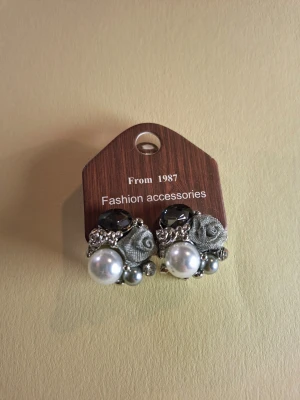 Grå örhängen med pärlor och rosor - Fler fina accessoarer finns på min profil 💍  More exquisite accessories on my profile listings.