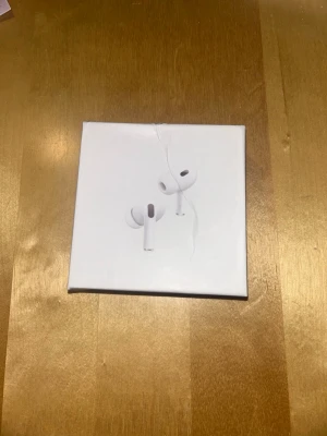 AirPods 2 pro - 🎧 AirPods-känsla utan AirPods-priset! ✅ Samma design & ljud ✅ Fungerar med iPhone & Android 📦 Skickas inom 24h – hemma på 1–3 dagar! 🔄  📦 Obs: Kartongen är lite skadad på grund av frakten. Produkten är i övrigt i fint skick.