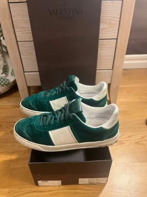 💫Valentino Flycrews💫 - Hej! Säljer nu mina Valentino Flycrews i storlek 42,5 men passar även upp till 43,5. Dom är i väldigt fint skick, fyra nitar har lossnat på vänster sko. Box och KVITTO medföljer vid köp. Sjukt snygga skor och väldigt eftertraktade. Hör av er vid frågor eller funderingar💫🙌🤩